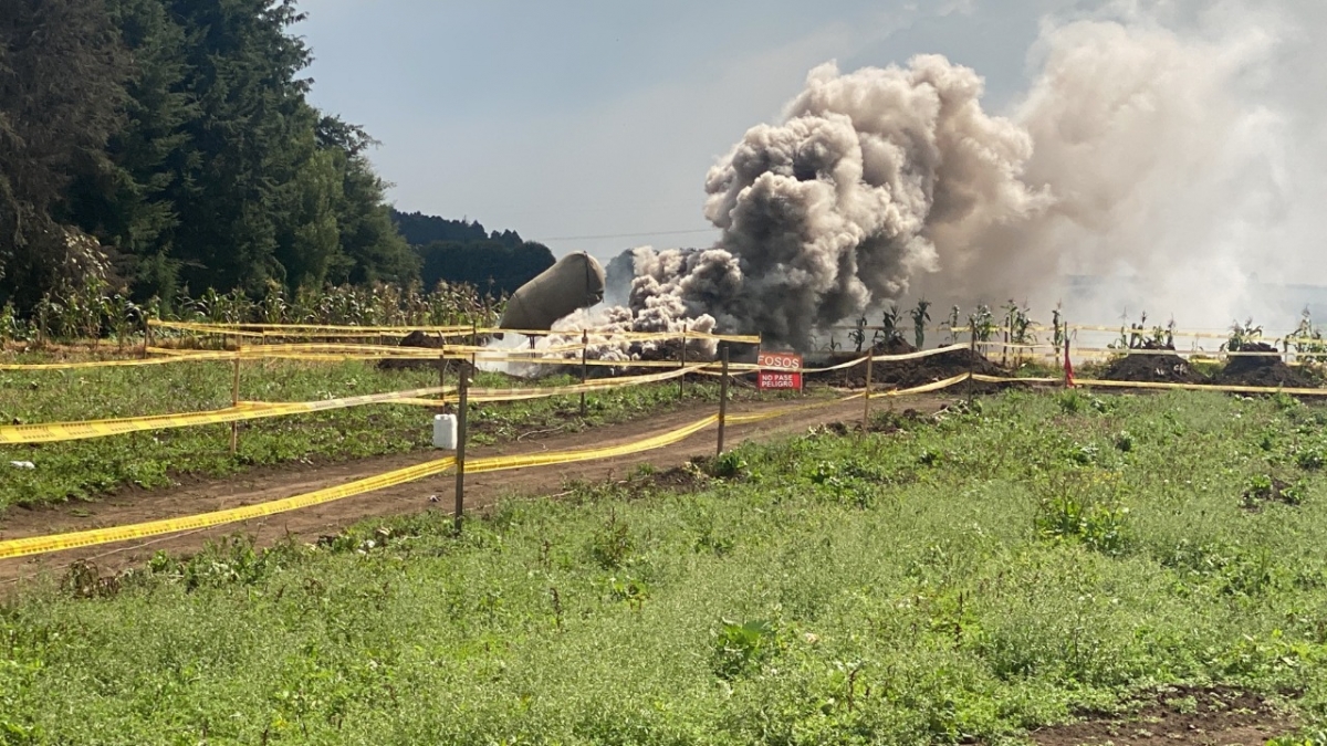 Columna de humo generada por la destrucción de pólvora en un campo abierto