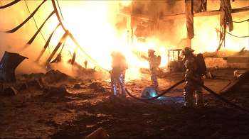 Bomberos apagando el fuego en una empresa