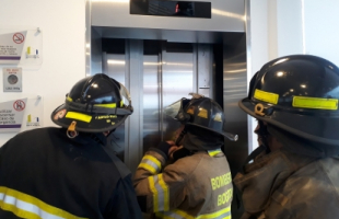 ¿Qué debo hacer si me quedo encerrado en un ascensor?