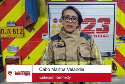 Mujer bombero hablando 