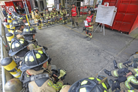 Capacitación de control de incendios en recintos cerrados