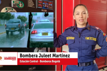 Bombera hablando sobre prevención