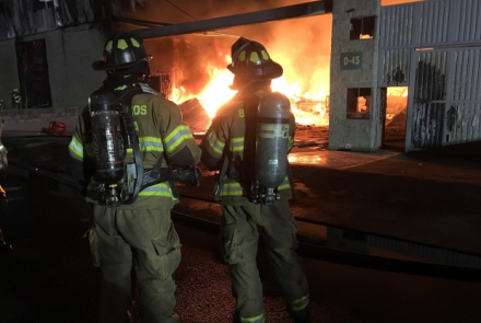 Bomberos apagando un incendio 