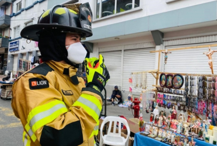 Bombero con radio en la mano derecha
