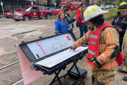 Bomberos Bogotá entrena para atender incidentes en edificaciones de grandes altura